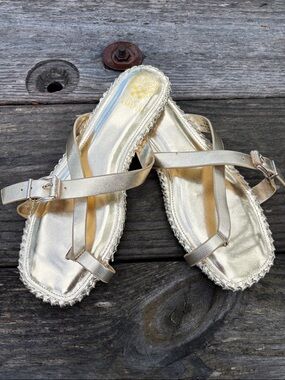 Vince Camuto Women’s Sz8.5M Metallic Gold Strappy Flat Sandals#319